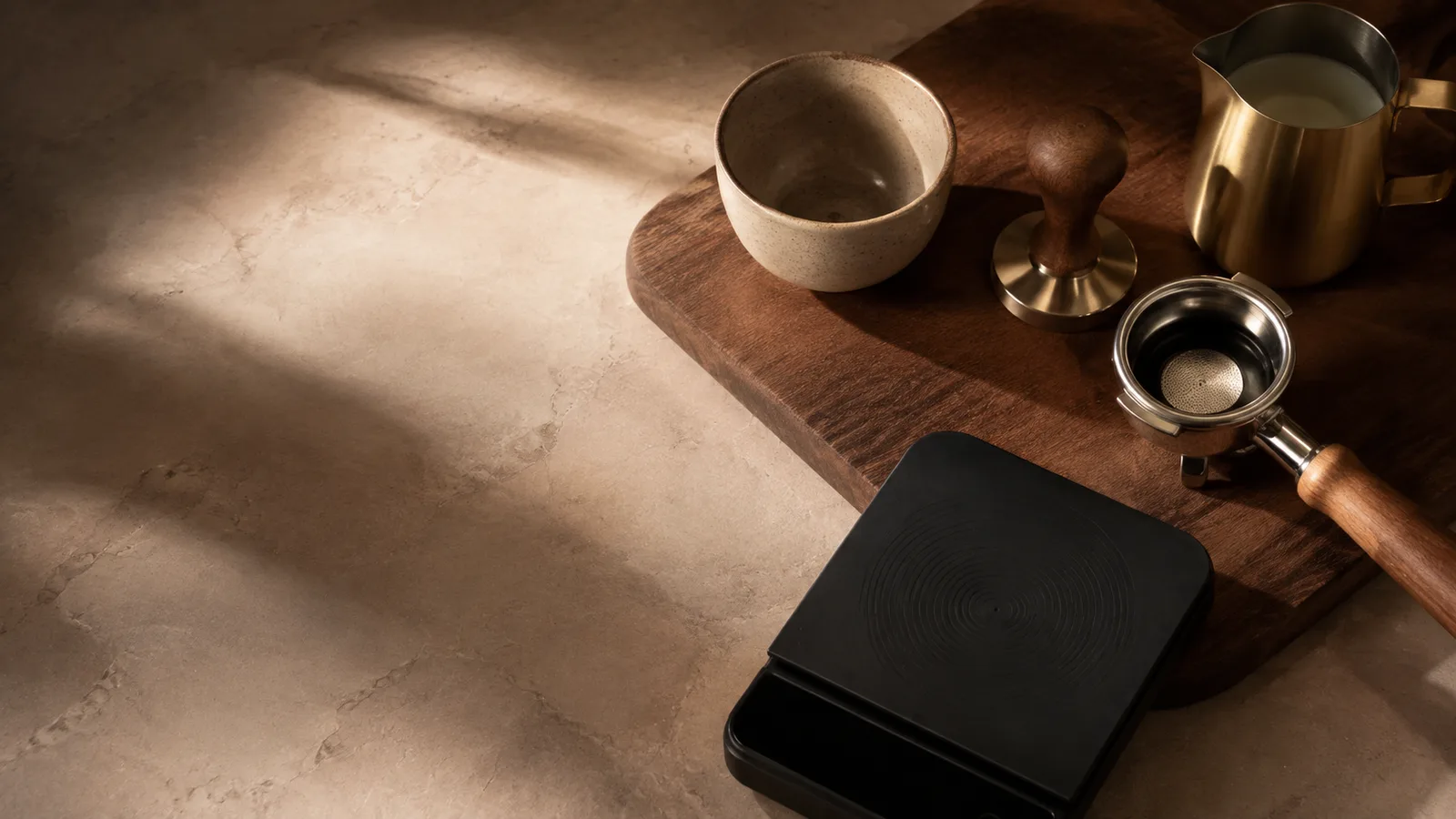 Accessoires barista disposés sur une table en bois
